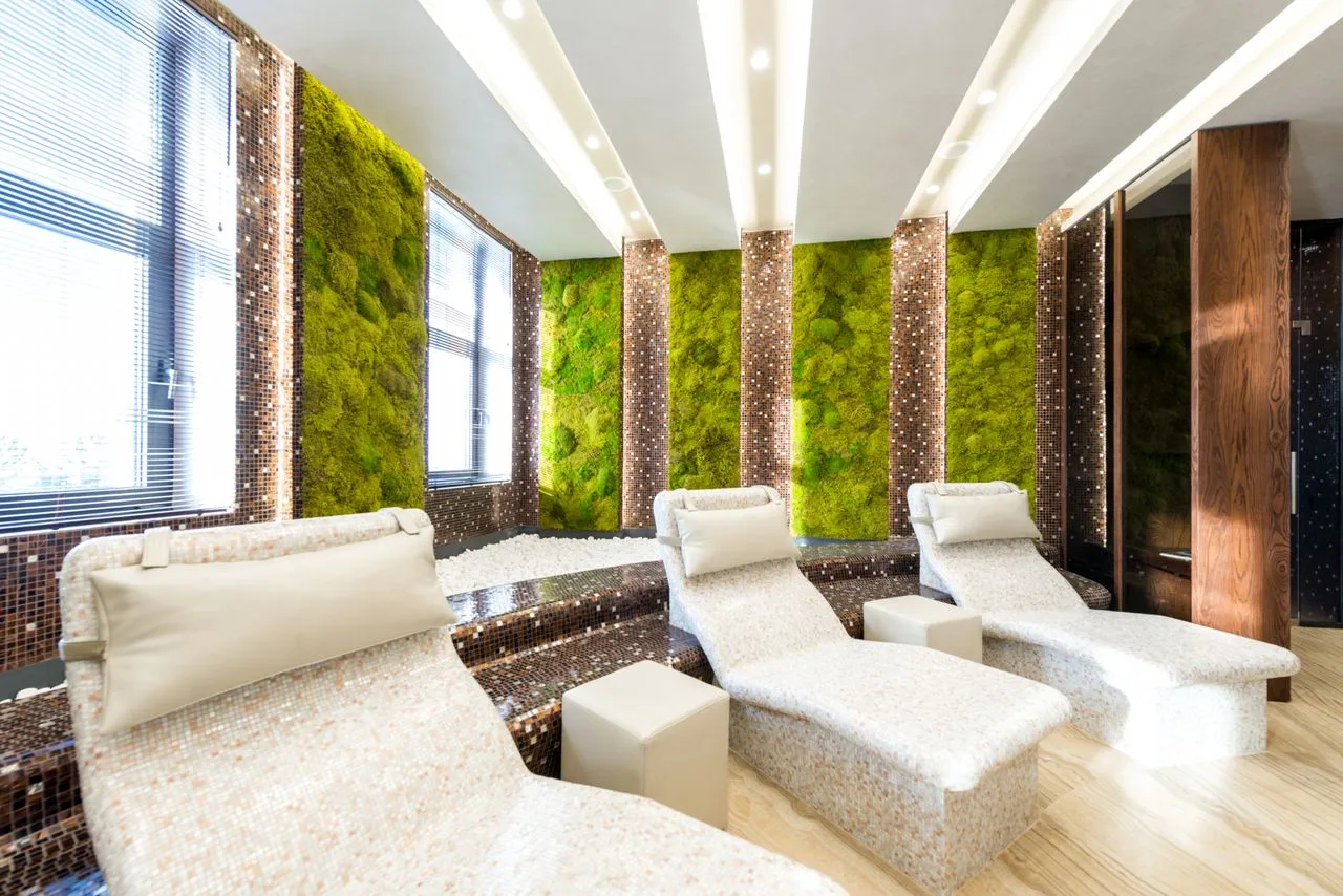 Világos wellness- és pihenőtér
